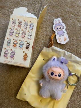 Pop mart pin for love letter E